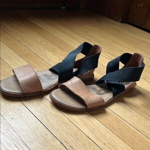 Sorel Tan and Black Sandals with Elastic Straps